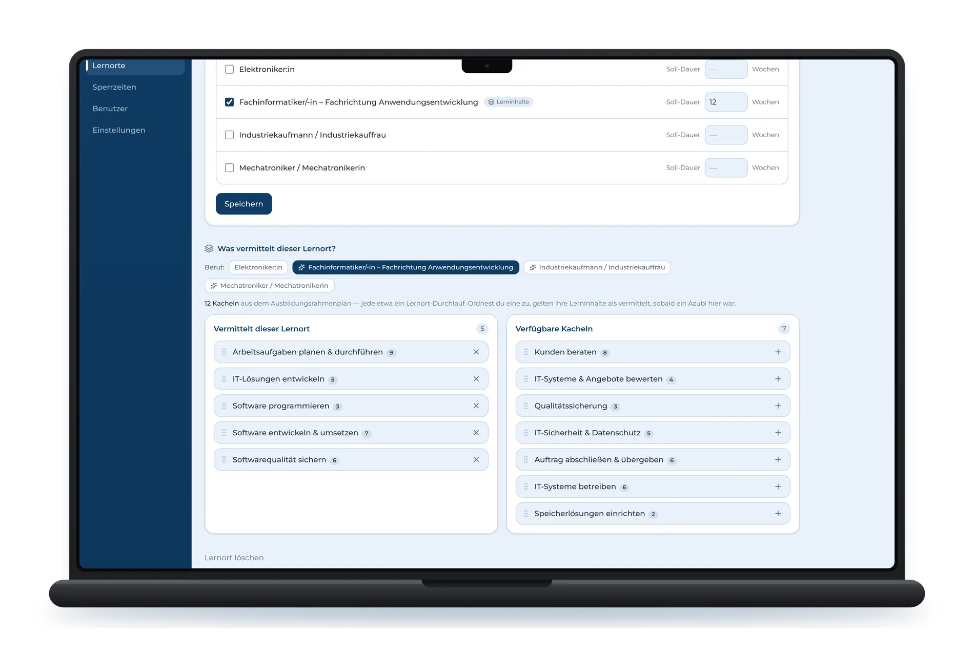 Der Lernort Softwareentwicklung: oben die Berufe, für die er geeignet ist, samt Soll-Dauer — darunter zwei Spalten, „Vermittelt dieser Lernort“ und „Verfügbare Kacheln“, zwischen denen die Themenblöcke gezogen werden.