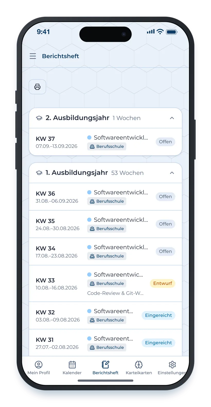 Ein aufgeklapptes Ausbildungsjahr im Berichtsheft: jede Kalenderwoche mit ihren Themen und ihrem Stand — offen, Entwurf, eingereicht, abgezeichnet.
